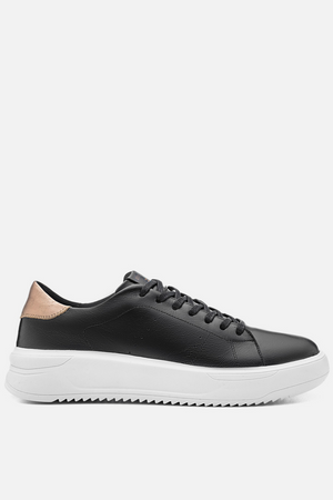 Tênis Couro Preto Detalhe Dourado Sport