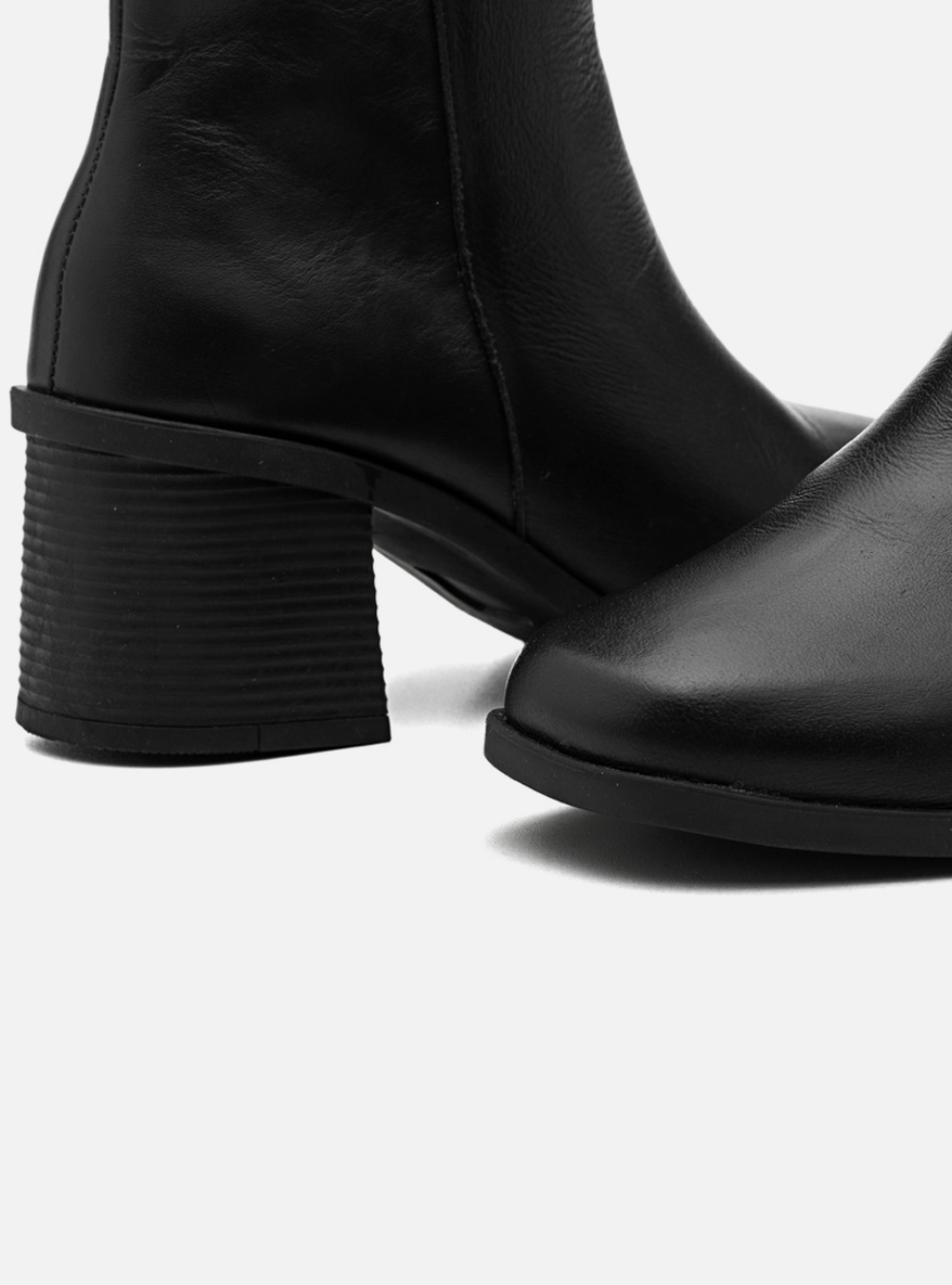 Bota em Couro Cano Médio Basic Preto