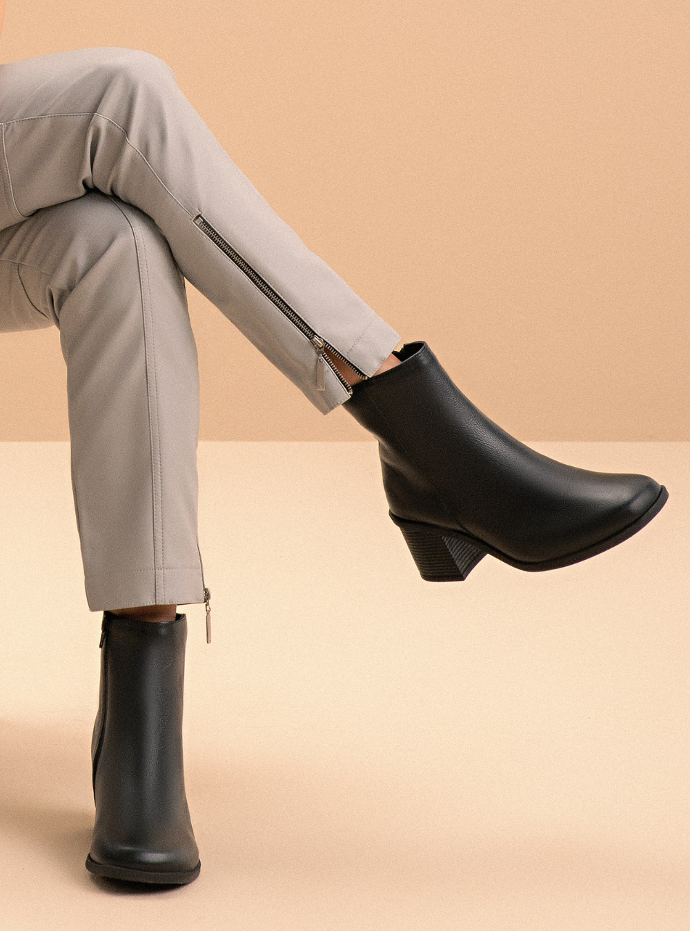 Bota em Couro Cano Médio Basic Preto