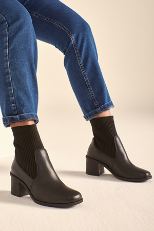 Bota em Couro Cano Médio Meia Preto