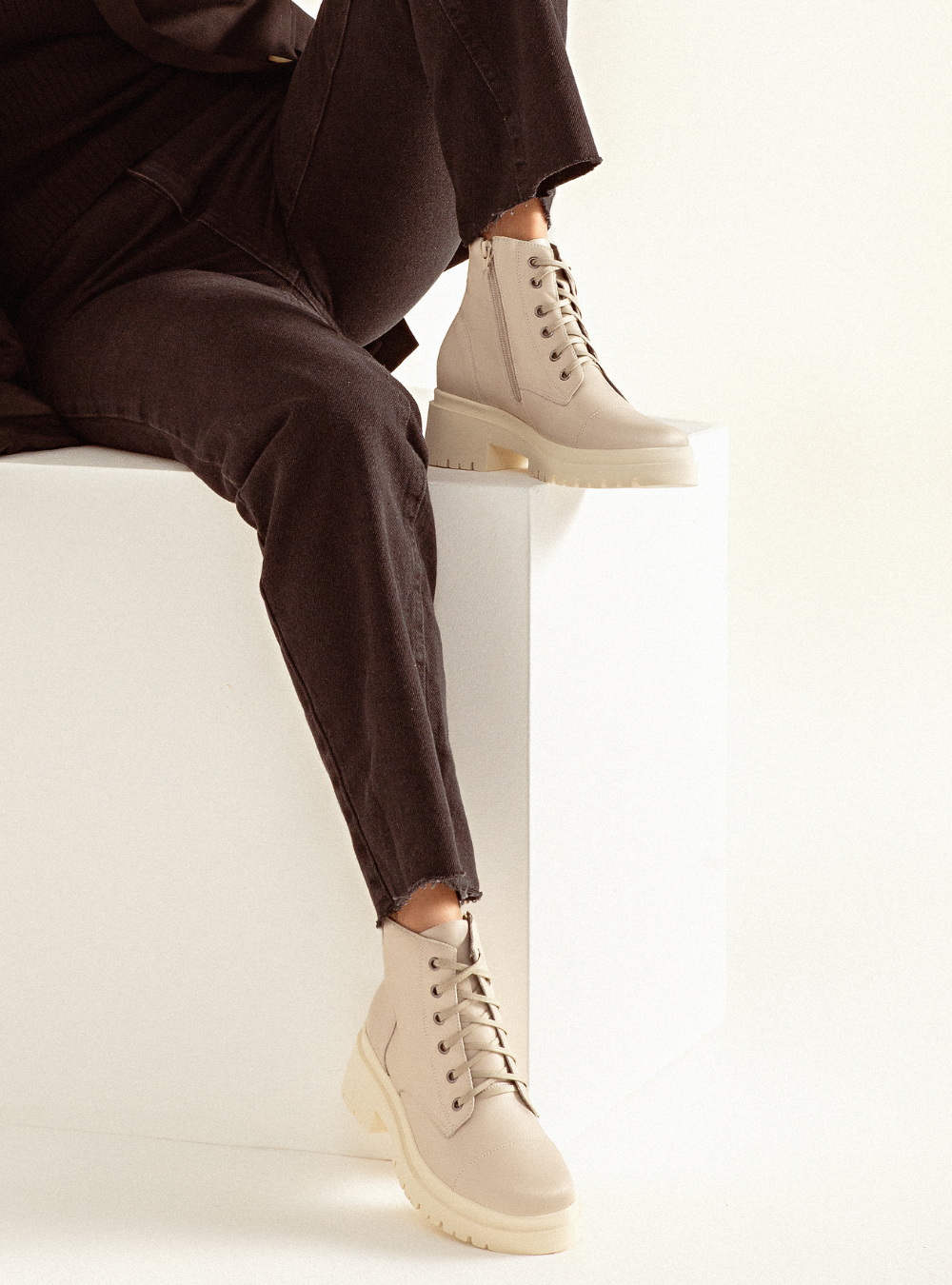 Coturno em Couro Cadarço Julia Off White e Branco