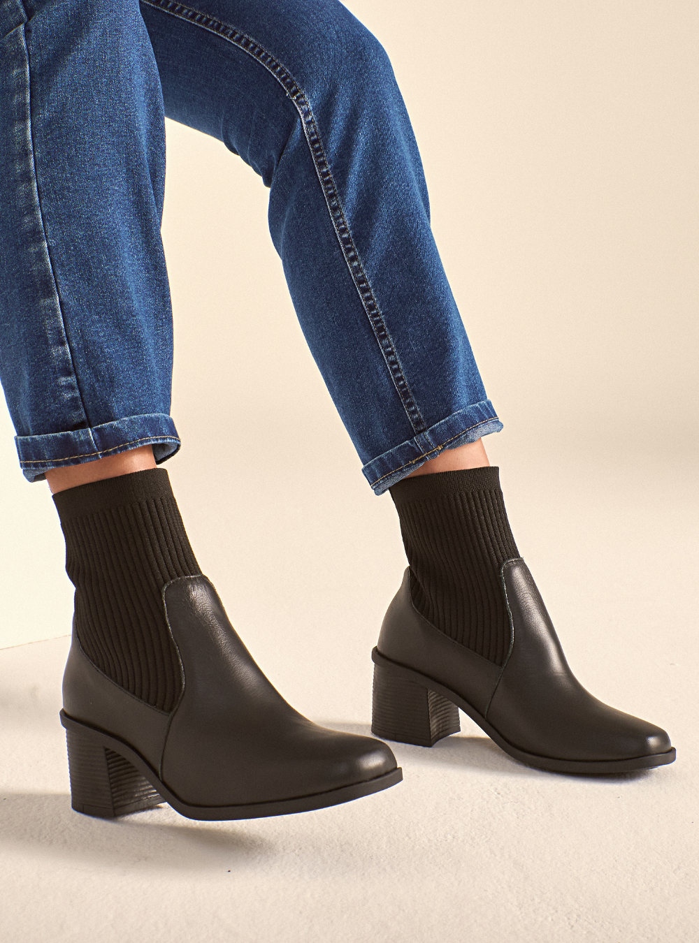 Bota em Couro Cano Médio Meia Preto