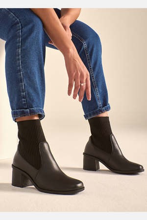 Bota em Couro Cano Médio Meia Preto
