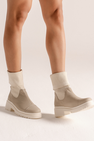 Bota em Couro Tratorado Duo Julia Off White