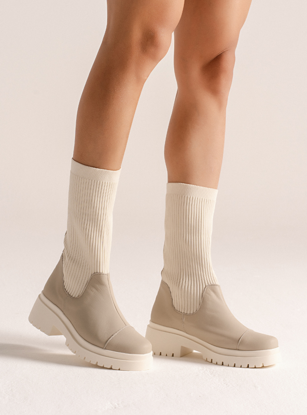 Bota em Couro Tratorado Duo Julia Off White