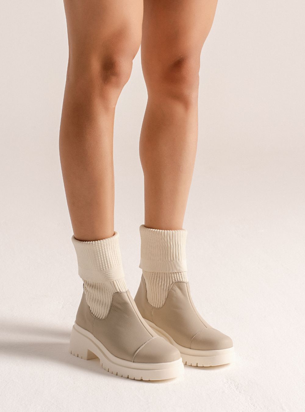 Bota em Couro Tratorado Duo Julia Off White