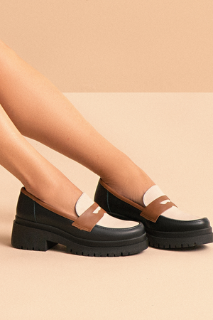 Mocassim em Couro Flatform Esther Preto Off White e Caramelo
