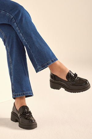 Mocassim em Couro Croco Tratorado Corrente Esther Preto
