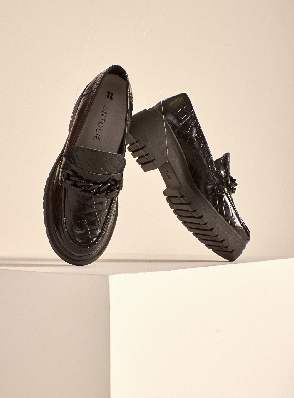 Mocassim em Couro Croco Tratorado Corrente Esther Preto