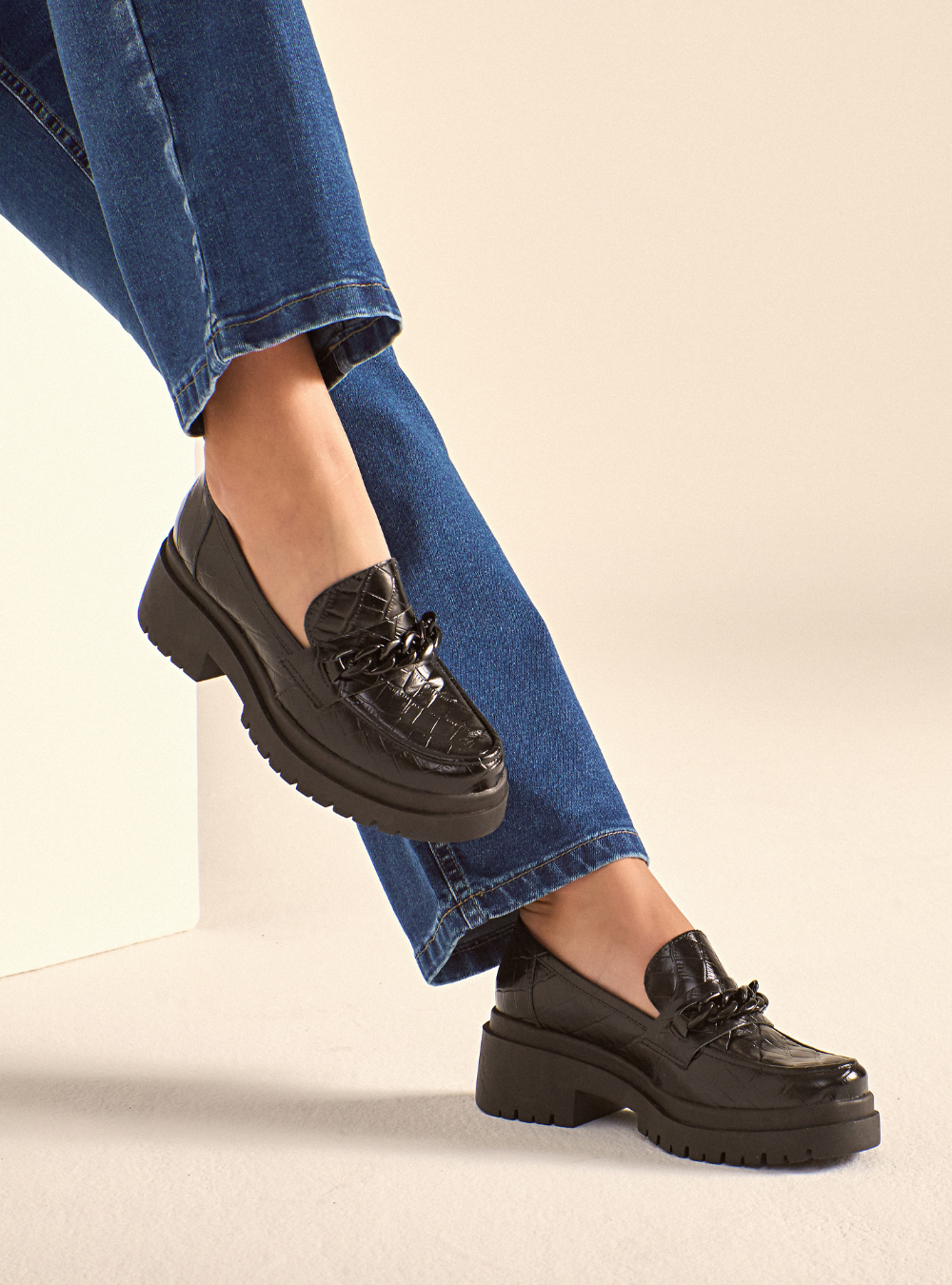 Mocassim em Couro Croco Tratorado Corrente Esther Preto