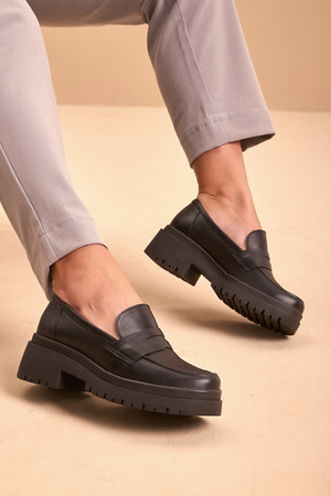 Mocassim em Couro Flatform Esther Preto