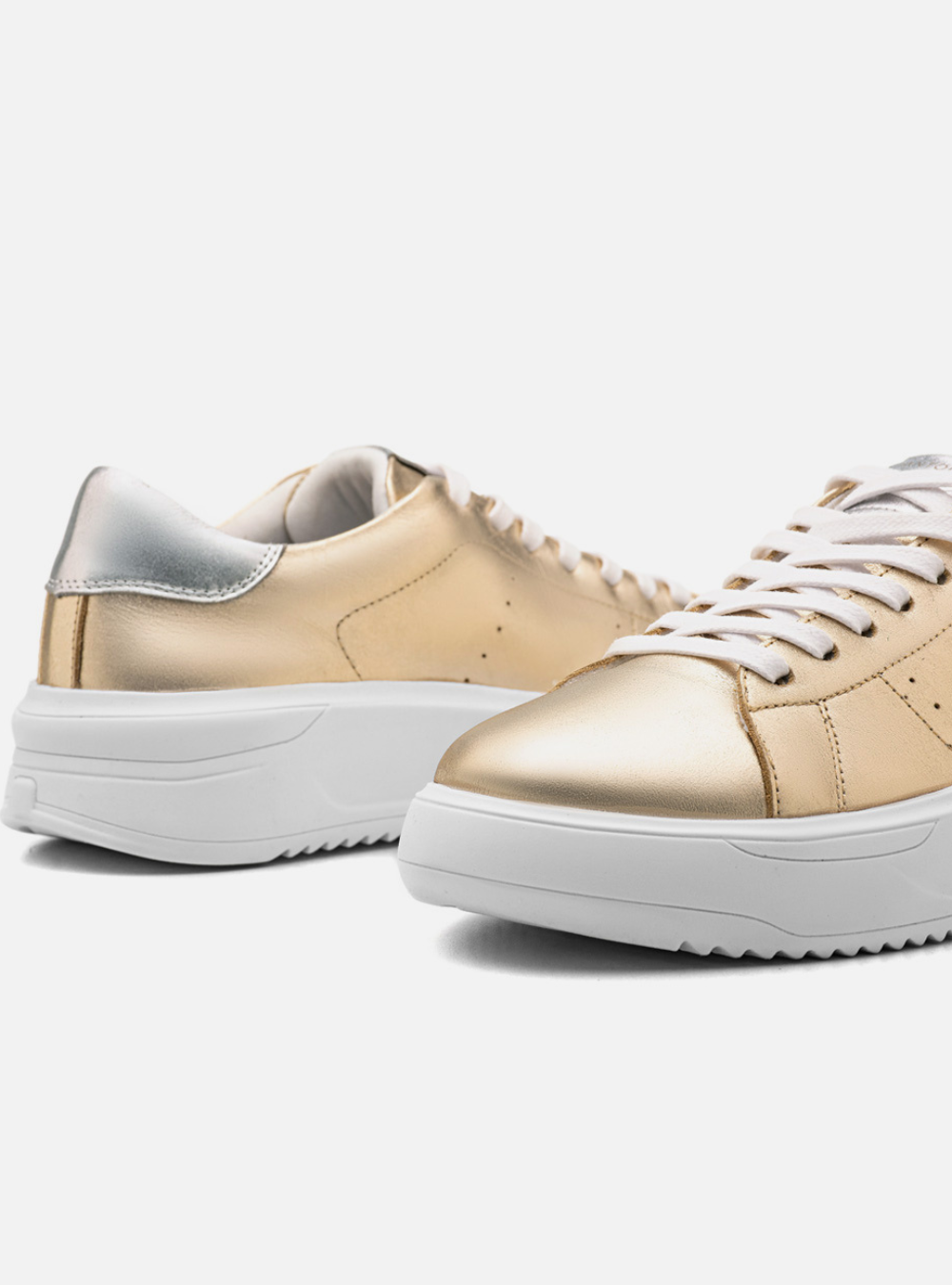 Tênis Couro Dourado Detalhe Prata Sport