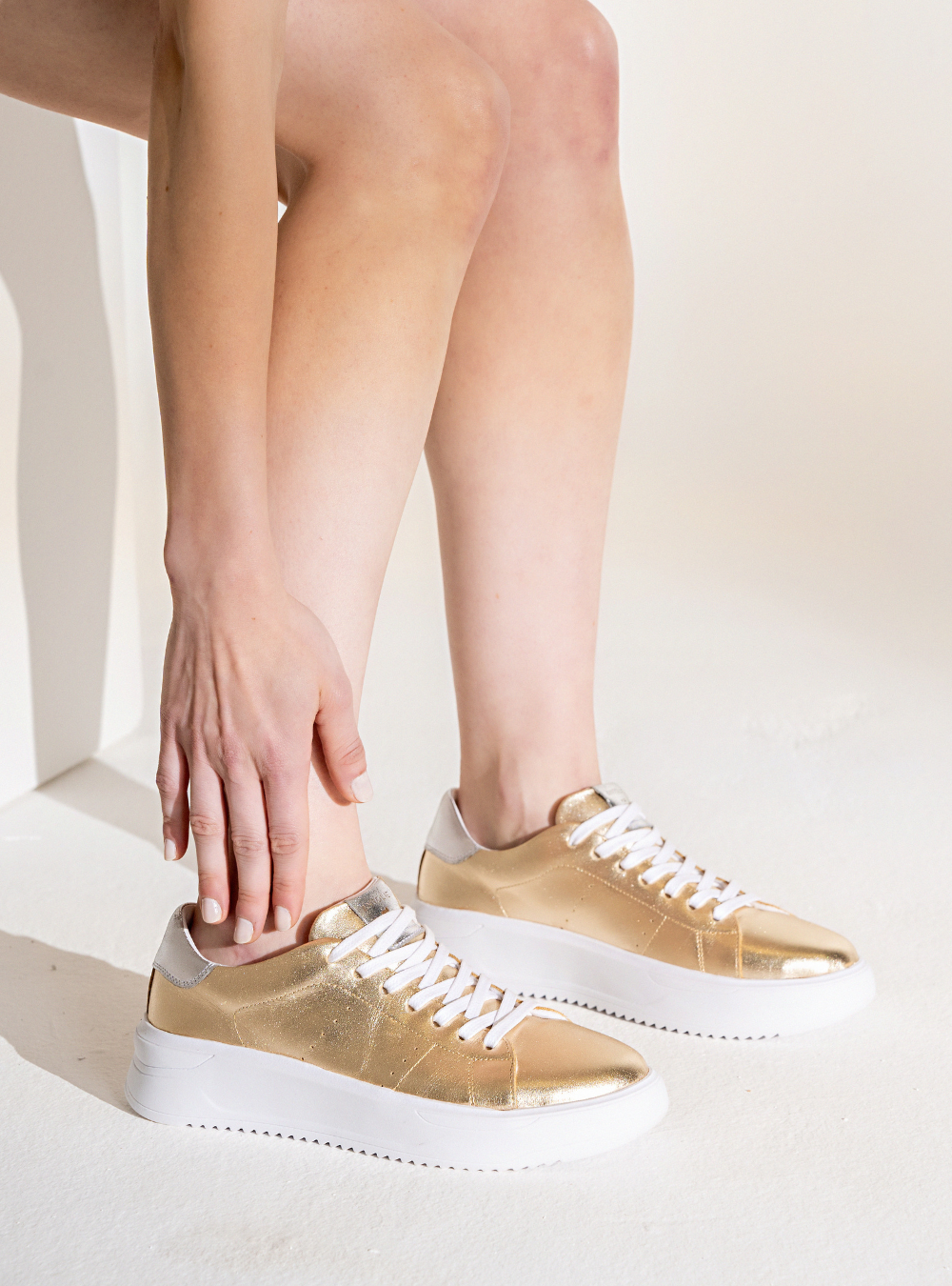 Tênis Couro Dourado Detalhe Prata Sport