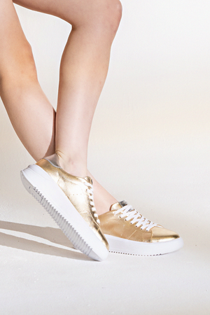 Tênis Couro Dourado Detalhe Prata Sport