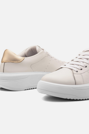 Tênis Couro Creme Detalhe Dourado Sport