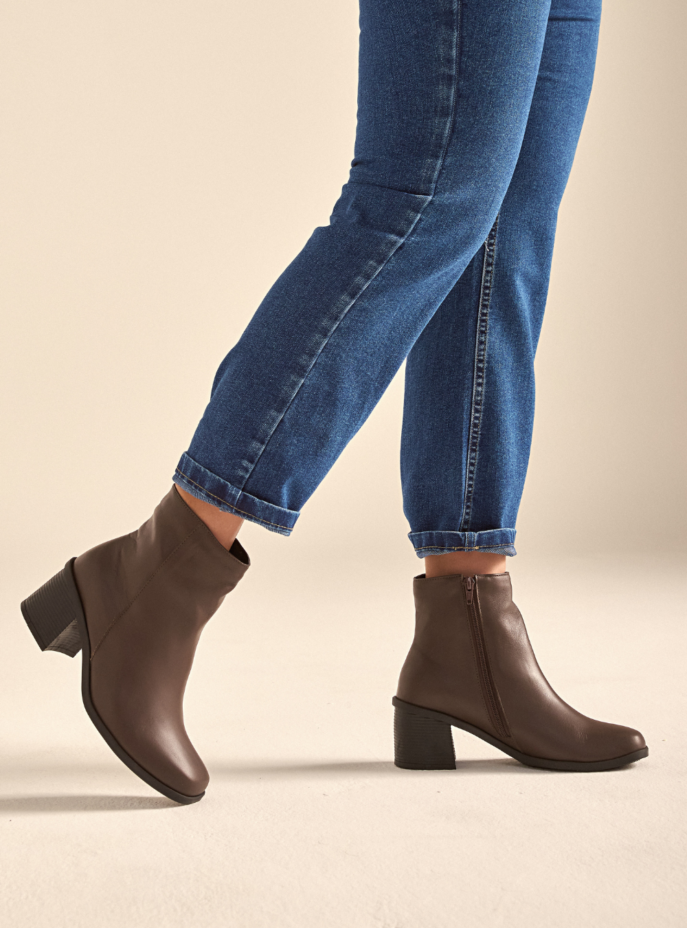 Bota em Couro Cano Médio Basic Café