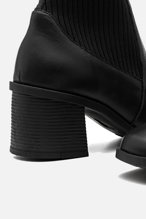 Bota em Couro Cano Médio Meia Preto