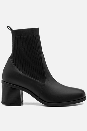 Bota em Couro Cano Médio Meia Preto
