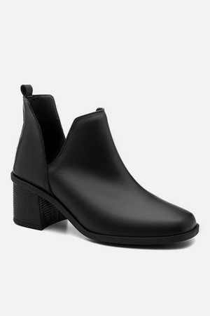 Bota em Couro Cano Médio Recortes Preto