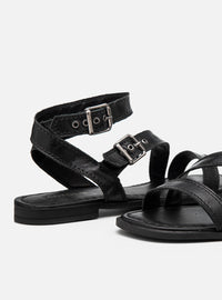 Sandália Rasteira em Couro Preta Tiras e Fivelas