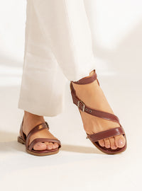 Sandália Rasteira em Couro Bordô Tiras e Fivelas