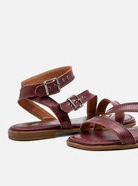 Sandália Rasteira em Couro Bordô Tiras e Fivelas