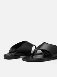 Rasteira em Couro Preta Thong