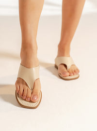 Rasteira em Couro Off White Thong