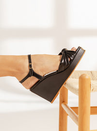 Sandália Anabela em Couro Preta