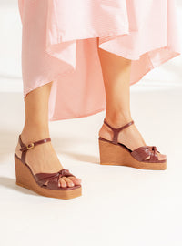 Sandália Anabela em Couro Bordô Salto Trama