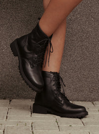 Coturno Tratorado em Couro Preto