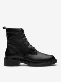 Coturno Tratorado em Couro Preto