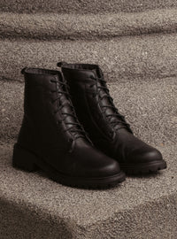 Coturno Tratorado em Couro Preto