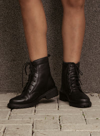 Coturno Tratorado em Couro Preto