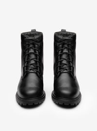 Coturno Tratorado em Couro Preto