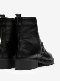 Coturno Tratorado em Couro Preto