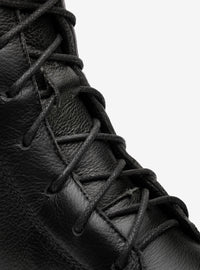 Coturno Tratorado em Couro Preto