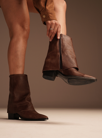 Bota Cano Alto Couro Lapela Salto Bloco Destroyed Marrom