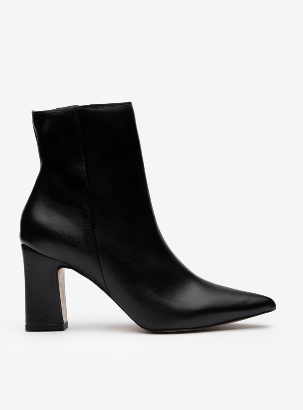 Bota Cano Curto em Couro Preto Bico Fino