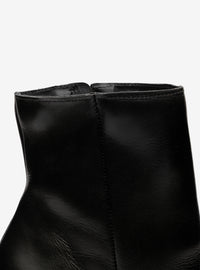 Bota Cano Curto em Couro Preto Bico Fino