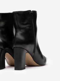Bota Cano Curto em Couro Preto Bico Fino