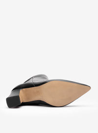 Bota Cano Curto em Couro Preto Bico Fino