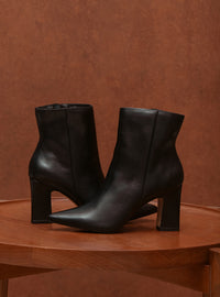 Bota Cano Curto em Couro Preto Bico Fino