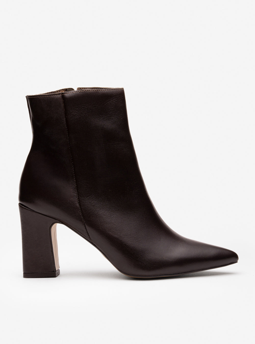 Bota Cano Curto em Couro Marrom Bico Fino