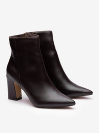 Bota Cano Curto em Couro Marrom Bico Fino