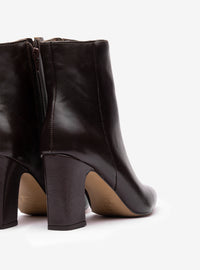 Bota Cano Curto em Couro Marrom Bico Fino