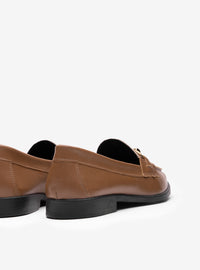 Mocassim em Couro Bridão Caramelo e Off White