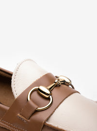 Mocassim em Couro Bridão Caramelo e Off White