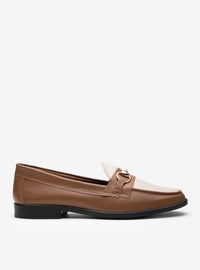 Mocassim em Couro Bridão Caramelo e Off White