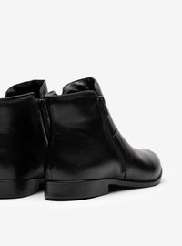Bota Cano Curto em Couro Preta Zíper Lateral